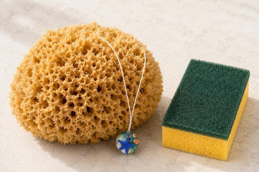 Mikroplastik in Kosmetik erkennen: die 6 Namen, die es auf der Liste verraten