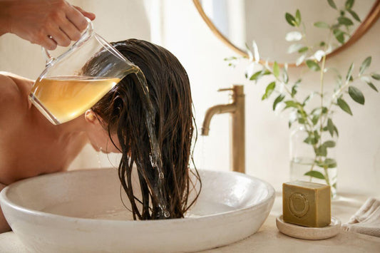 Saure Rinse: strohiges Haar nach Haarseife retten – Rezept & Anwendung