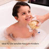 Kind beim Baden mit weichem Badeschwamm aus Naturmaterial – sanft zur empfindlichen Kinderhaut