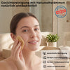 Frau reinigt das Gesicht sanft mit einem Naturschwamm