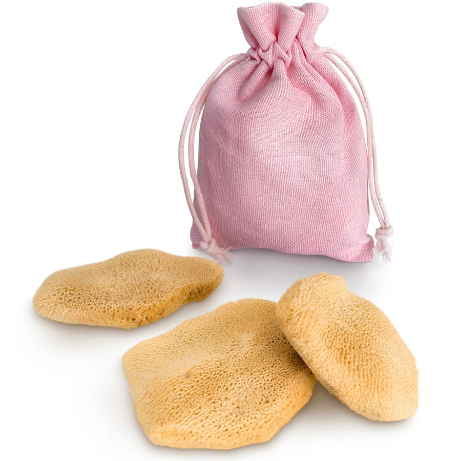 Gesichtsschwamm 3er-Set: feiner Naturschwamm fürs Gesicht mit rosa Stoffbeutel auf weißem Hintergrund