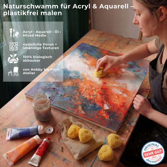Künstlerin tupft mit gelbem Naturschwamm Acrylbild im Atelier, Text "Naturschwamm für Acryl & Aquarell – plastikfrei malen"