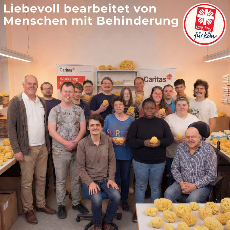Team der Caritas-Werkstatt Köln mit gelben Naturschwämmen, Text "Liebevoll bearbeitet von Menschen mit Behinderung"