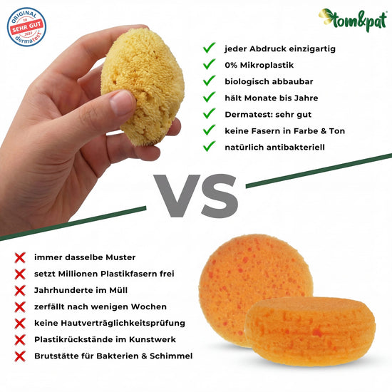 Vergleichsgrafik mit zwei Arten Schwamm zum Malen: oben eine Hand mit einem gelben Malschwamm aus Naturschwamm, unten zwei runde, orangefarbene Kunststoffschwämme.