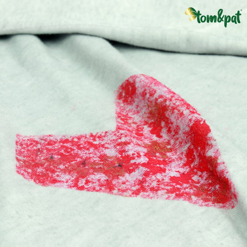 Mit Malschwamm gestempeltes rotes Herz-Muster auf hellgrauem T-Shirt-Stoff, Textildruck-Technik