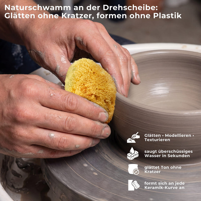 Zwei Hände glätten an der Töpferscheibe eine Schale aus grauem Ton mit einem gelben Naturschwamm als Töpferschwamm.