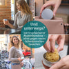 Menstruationsschwamm unterwegs: Frauen mit der silbernen Wechseldose im Café und auf der Straße, eine Hand steckt die Dose in die Handtasche, eine andere hält einen Schwamm in der offenen Dose