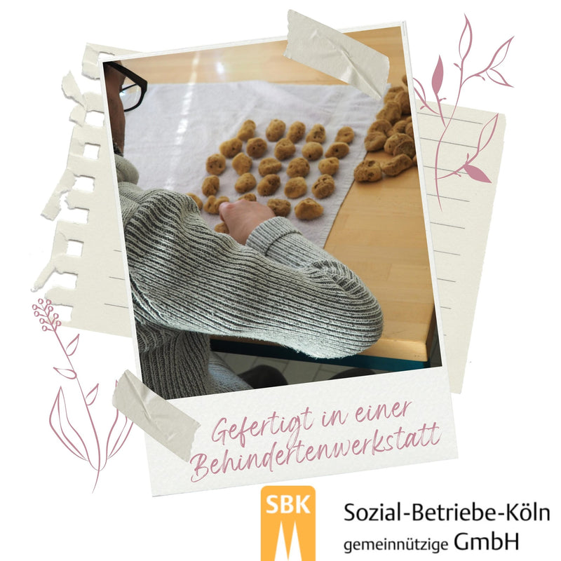 Menstruationsschwamm mit Kordel wird von Menschen mit Behinderung in den Sozial-Betrieben Köln fair verpackt