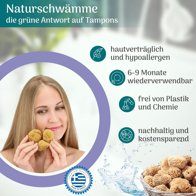 Frau hält drei Menstruationsschwämme aus Naturschwamm vor ihr Gesicht, daneben ein Korb mit Naturschwämmen und der Hinweis, dass ein Menstruationsschwamm 6–9 Monate wiederverwendbar ist