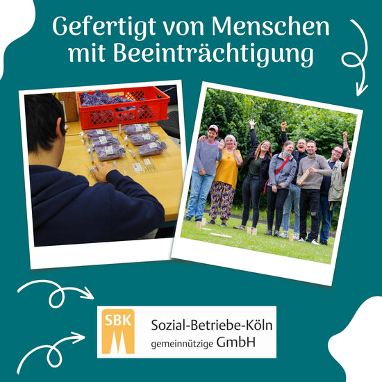 Mitarbeiter einer Kölner Werkstatt für Menschen mit Beeinträchtigung verpackt Menstruationsschwämme in lila Stoffbeuteln am Packtisch, daneben das Team beim Spiel auf einer Wiese