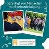 Mitarbeiter einer Kölner Werkstatt für Menschen mit Beeinträchtigung verpackt Menstruationsschwämme in lila Stoffbeuteln am Packtisch, daneben das Team beim Spiel auf einer Wiese