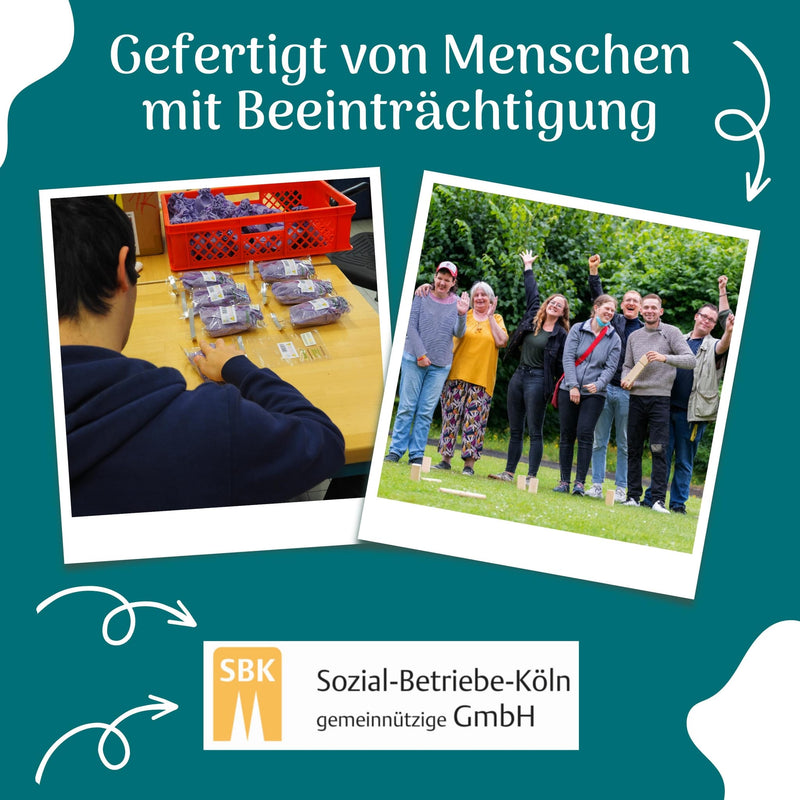 Mitarbeiter einer Kölner Werkstatt für Menschen mit Beeinträchtigung verpackt Menstruationsschwämme in lila Stoffbeuteln am Packtisch, daneben das Team beim Spiel auf einer Wiese