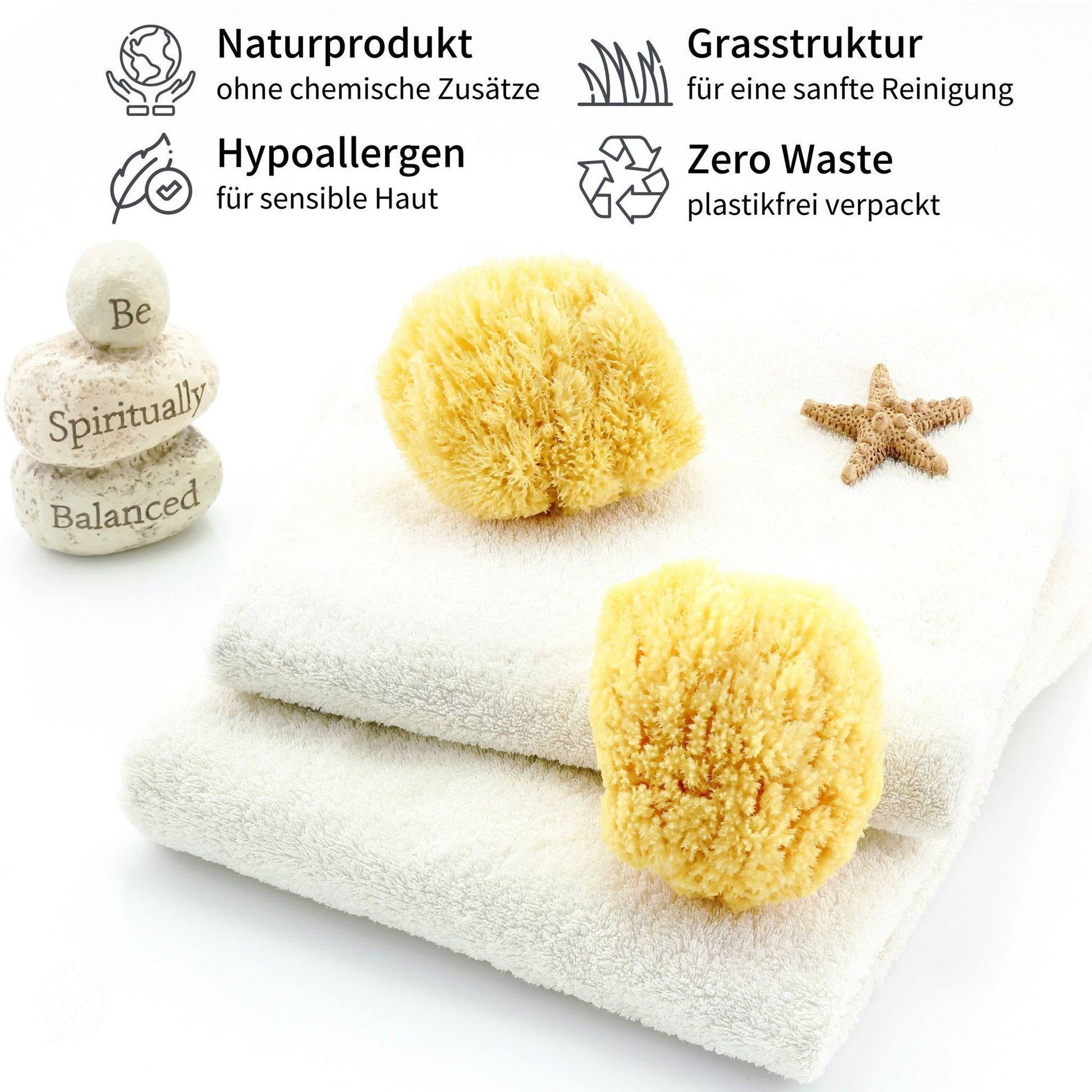 Zwei hypoallergene Naturschwämme auf weißen Handtüchern mit dekorativen Steinen und Muschel, daneben Vorteile wie plastikfrei, sanft zur Haut und ohne Zusätze