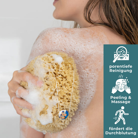 Frau verwendet Naturschwamm Honeycomb in der Dusche für Peeling- und Massagegefühl