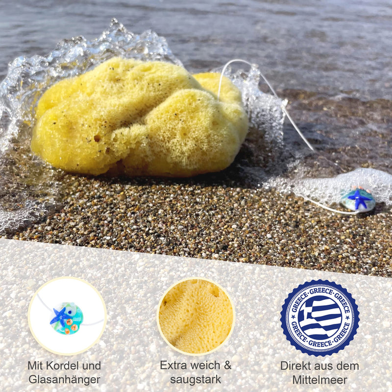 Naturschwamm Silk in der Brandung am Sandstrand, dazu Icons: Glasanhänger, extra weich, direkt aus dem Mittelmeer