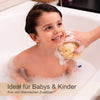 Lachendes Kind in der Badewanne wird mit weichem Naturschwamm Silk gewaschen – ideal für Babys und Kinder