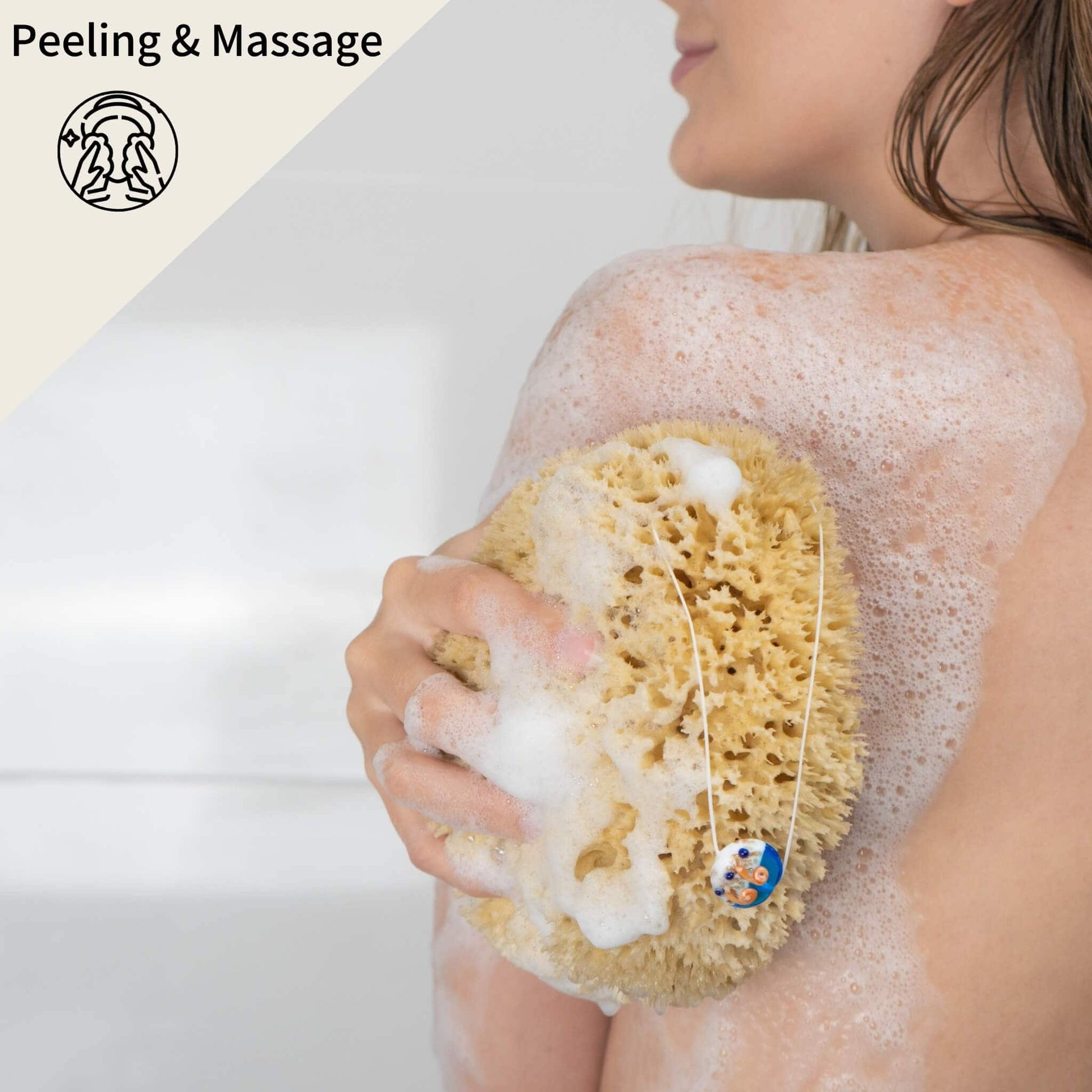 Frau beim Einseifen mit Naturschwamm – ideal zur Massage und als Peelingschwamm bei der täglichen Dusche