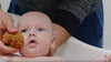 Babyschwamm Naturschwamm im Einsatz beim Babybad