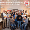 Gruppenfoto der Caritas-Werkstatt Köln: Menschen halten Naturschwämme und verpackte Seifen, Bildtext „Liebevoll bearbeitet“